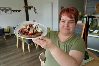 Lecker Eis und Waffeln im Erzgebirge: Waffelstube in Eibenstock wieder geöffnet - Susanne Möller ist die Inhaberin der Waffelstube in Eibenstock.