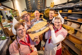 Leckerbissen im Vogtland: Genuss für Gaumen und Ohren am Wochenende - Käse aus Holland: Ein Muss auf dem Europäischen Bauernmarkt, der am Wochenende in Plauen öffnet.