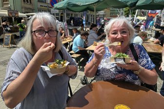 Leckere Spätzle, teure Burger und echte Freundschaft in Zwickau: „Bei einigen Preisen musste ich schlucken“ - Seit über 50 Jahren befreundet: Monika Naujokat und Christina Holz (r.) testen das Streetfood-Festival in der Zwickauer Innenstadt.