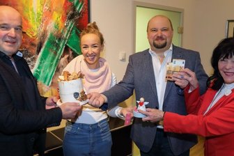 Leckerei hilft Kinderherzen - Von links: Ulrich Braun, Jennifer Tippner, Marcus Braun und Christina Matko.