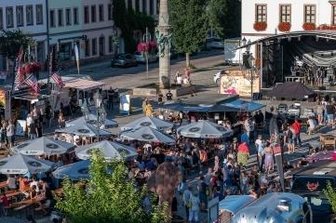 Leckeres aus aller Welt auf dem Markt in Rochlitz - Köstlichkeiten aus aller Welt: Hunderte Besucher zog das Festival 2021 an. 