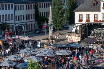 Leckeres aus aller Welt auf dem Markt in Rochlitz - Köstlichkeiten aus aller Welt: Hunderte Besucher zog das Festival 2021 an. 