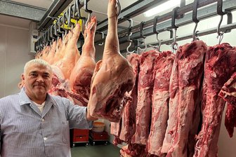 Leckeres aus dem Zwickauer Land: Landhof Hartmannsdorf macht Kunden in ganz Deutschland glücklich - Fleischer Ronny Wagner (58) im Kühlhaus der Landfleischerei des Landhofes Hartmannsdorf in Obercrinitz. Auch ganze Schweinskeulen sind bei den Kunden gefragt. „Im Ganzen im Backofen zubereitet, wird es ‚Schweinearsch‘ genannt und ist lecker“, sagt der Chef der Landfleischerei. Die kann am Sonnabend zum Hoffest besichtigt werden.