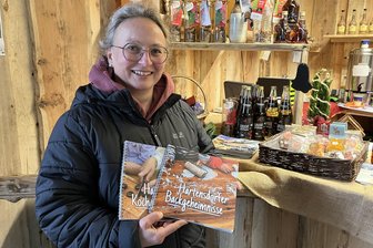 Leckeres aus Härtensdorf: Warum sich ein Dorf in die Kochtöpfe gucken lässt - Das lokale Backbuch hat mit den „Härtensdorfer Kochgeheimnissen“ Nachschlag bekommen. Lisanne Klemet präsentiert beide Broschüren, deren Erlös der Finanzierung der 875-Jahr-Feier zugute kommt.
