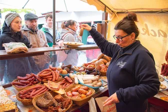 Leckeres, Historisches, Kulturelles: Das bietet der Bauernmarkt auf Schloss Voigtsberg in Oelsnitz - Von Wurst bis Brot: Bei dem Stand der Firma Knörnschild aus Dobia bei Zeulenroda war das Interesse groß.
