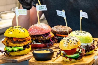 Leckerster Burger im Erzgebirge: Der Sieger ist gekürt - Die Vielfalt an Burgern im Erzgebirge ist groß und sogar bunt. Aber wo gibt es nun die leckersten?