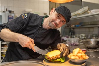 Leckerster Burger im Erzgebirge gesucht: Im „Kiwis“ am Fichtelberg ist die Kreativität zu Hause - Koch Milos Donat ist der „Burgermeister“ im „Kiwis“ in Oberwiesenthal.