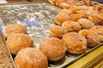 Leckerster Pfannkuchen im Erzgebirge gesucht: In der Bäckerei Hänel in Lauter heißt die Geheimzutat Liebe - „Heiße Ware“ in der Feinbäckerei Hänel in Lauter: Die Pfannkuchen sind zur Faschingszeit besonders begehrt.