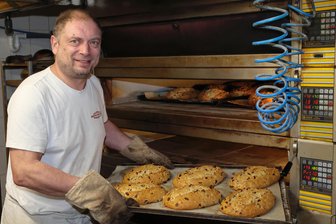 Leckerster Stollen im Erzgebirge gesucht: Bei Bäckermeister Bretschneider gibt es sogar einen mit beschwipsten Pflaumen - Bäckermeister Markus Bretschneider aus Beierfeld holt die letzten Stollen aus dem Ofen.