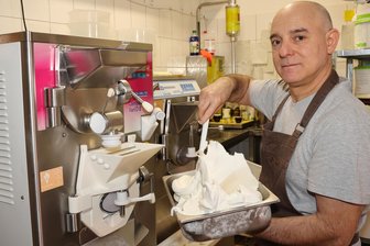 Leckerstes Eis gesucht: Verwöhnte Zungen vieler Erzgebirger stehen auf Gelato by Giuseppe in Schwarzenberg - Mit Geduld, guten Zutaten und viel Lust an seinem Job als Eismacher zaubert Giuseppe Salerno täglich frisch kühle Köstlichkeiten in Schwarzenberg, wie hier im Bild das Sahneeis.
