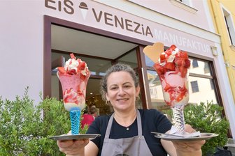 Leckerstes Eis im Erzgebirge gesucht: Eis Venezia bringt italienisches Lebensgefühl nach Schneeberg - Jucelia Ferro Ghisi präsentiert zwei leckere Eisbecher, die die „Eis Venezia Manufaktur“ am Schneeberger Markt im Angebot hat.
