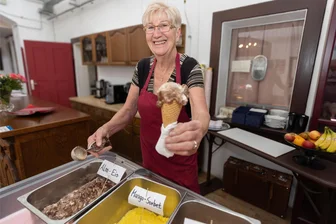 Leckerstes Eis im Erzgebirge gesucht: Warum es am Bahnhof in Annaberg-Buchholz besonders fruchtig schmeckt - Mathilde Mallon betreibt gemeinsam mit ihrem Ehemann Dietmar die Jausenstation am Bahnhof Süd in Annaberg-Buchholz. Zum Angebot gehört auch selbst gemachtes Eis.