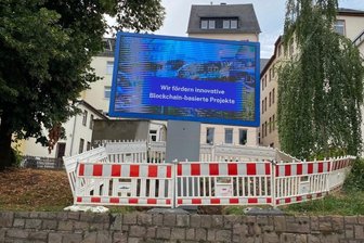 Die neue LED-Anzeigetafel am Rande des Parkplatzes Zimmerstraße/Waldheimer Straße ist die erste, die in der Stadt aufgestellt wurde.
