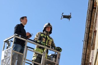 Leer stehendes Wohnhaus droht einzustürzen - Beim Rettungseinsatz flogen die Hilfskräfte mit einer Drohne durchs Haus.