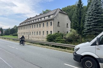 Leer und belastet: „Mietskaserne“ im Erzgebirge wird abgerissen - Das große Mietshaus an der Zschopauer Straße in Herold steht seit Jahren leer.
