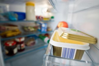 Leere Margarinedosen weiternutzen? Nur nicht zum Einfrieren - Vorsicht: Einweg-Plastikverpackungen wie Margarinedosen sind nicht für die wiederholte Aufbewahrung von Speisen geeignet. Für vieles andere aber schon.