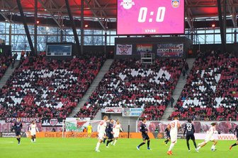 Leere Plätze, aber ausverkauftes Stadion? Deshalb bleiben viele Plätze im Stadion von RB Leipzig und Co. frei - 44.887 war die offizielle Zuschauerzahl in der 47.069 Personen fassenden Red-Bull-Arena am 2. Dezember beim Bundesligaheimspiel von RB Leipzig gegen den 1. FC Heidenheim. Tatsächlich blieben viele Plätze leer.