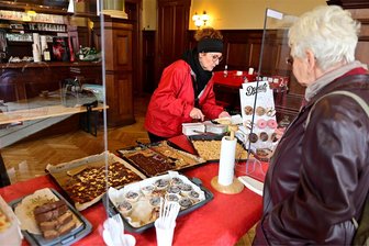 Leere Rathaus-Gaststätte in Adorf: Überraschende Offerte zum Stadtfest - Mitglieder des Adorfer Carneval-Vereins richteten zum ersten Mal im „Rathskeller“ ein Café ein, boten wie Beatrice Dietz selbstgebackenen Kuchen an.