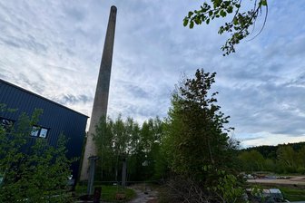 Leere Stadtkasse im Erzgebirge: Pächter in spe bezahlt Schornstein-Abriss - Die Esse steht auf einem Grundstück in Bad Schlema, auf dem eine Firma aus den Niederlanden eine Batteriespeicheranlage errichten will.