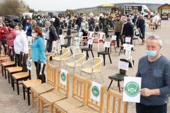 300 leere Stühle und einige gedeckte Tische vor dem Crottendorfer Räucherkerzenland standen am vergangenen Freitag sinnbildlich für die prekäre Lage von Gastronomen und Hoteliers infolge der Corona-Krise.