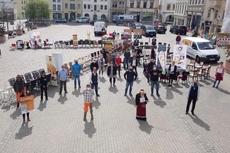 Leere Stühle: Hilferuf der Plauener Gastronomen - Rund 15 Hoteliers und Gastronomen aus dem Vogtland haben sich freitags auf dem Plauener Altmarkt mit einer Protestaktion für die Wiedereröffnung der Gaststätten starkgemacht.