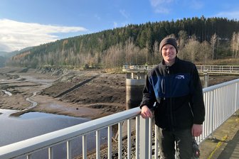 Leere Talsperre Falkenstein zieht viele Neugierige an: „Das ist schon ein ganz schönes Loch“ - Die abgelassene Talsperre Falkenstein zieht viele Schaulustige an. Maximilian Reißmann ist stellvertretender Staumeister an den Talsperren Falkenstein und Muldenberg und gibt einen Einblick in die Arbeiten am Stausee.