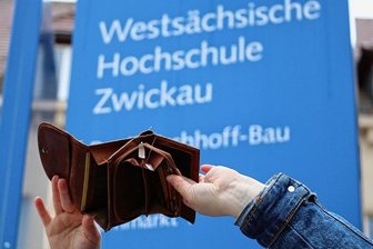Leere Taschen: Wie Zwickauer Studierende die hohen Lebenshaltungskosten bewältigen können - Leere Taschen: Studierende sind von der Krise stark getroffen.