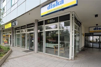 Leeres Geschäft ärgert Weißenborner: Ist ein Nachmieter in Sicht? - Leerer Bäckerei-Laden an der Crimmitschauer Straße in Weißenborn. Ein Nachmieter ist schwer zu finden.