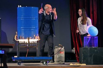 Leeres Ölfass implodiert bei Immatrikulationsfeier in Zwickau - Bei einem Experiment haben sie es krachen lassen: Prof Karl Schwister, neuer Rektor der WHZ Zwickau, und Mitarbeiterin Karina Kuhnert.