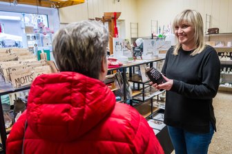 Leerstand ade? So hilft eine Stadt im Erzgebirge neuen Läden erfolgreich beim Durchstarten - Anett Oesterreich hatte sich zunächst via Kurzzeitladen ausprobiert, dann für ein halbes Jahr im ehemaligen Blumenladen am Markt. Nun betreibt sie ihr Geschäft dauerhaft. Nicht das einzige Beispiel.