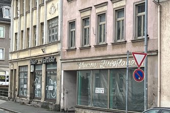 Leerstand am Heppeplatz: Der traurigste Anblick von Oelsnitz - Am Heppeplatz in Oelsnitz sind die frühere Elster-Apotheke (links) und das ehemalige Blumengeschäft daneben alles andere als Hingucker.