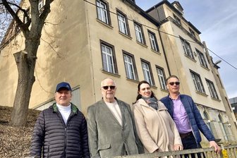 Leerstand-Ende in Sicht: Bockau saniert die ehemalige Grundschule an der Hauptstraße - Bürgermeister Siegfried Baumann sowie die Investorenfamilie mit Harry Tröger, Isabel Passauer und Michael Tröger (von links) stehen vor der ehemaligen Grundschule in Bockau, die zum Seniorenwohnpark umgebaut wird. 