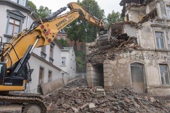 Leerstand im Erzgebirge: Verfallende Gebäude werden zum Problem - In Annaberg-Buchholz bereits verschwunden: das Reppelhaus an der Karlsbader Straße.
