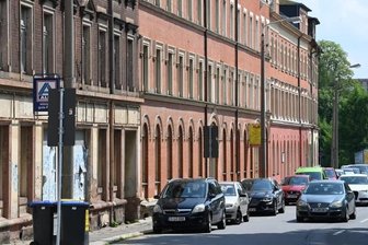 Leerstand in Chemnitz: Tempo 30 als Rettung für Zwickauer Straße? - Ein Großteil der Wohnungen an der Zwickauer Straße (hier in Schönau) steht leer. Kritiker plädieren für Tempo 30 auch aus Gründen des Lärmschutzes.