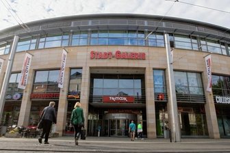 Leerstand in Stadt-Galerie wächst weiter - Die Blumenring-Filiale befand sich bisher rechts vom Tunnel-Eingang der Stadt-Galerie. Bereits seit Monaten war der Laden verwaist, nun steht fest: Das Unternehmen mit Sitz in Chemnitz wird die Fläche nicht wieder eröffnen.