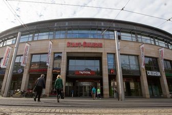 Leerstand in Stadt-Galerie wächst - Die Blumenring-Filiale befand sich bisher rechts vom Tunnel-Eingang der Stadt-Galerie. Bereits seit Monaten war der Laden verwaist, nun steht fest: Das Unternehmen mit Sitz in Chemnitz wird die Fläche nicht wieder eröffnen.