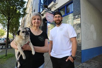 Leerstand kontra Neustart: Textilmanufaktur zieht an Zwickauer Bahnhofstraße - Mops Pepe, Gründerin Doreen Meischner und ihr Sohn Robin Meischner, der jetzige Inhaber der Textilmanufaktur Meischner Stitch & Print, stehen vor den neuen Räumen an der Bahnhofstraße.