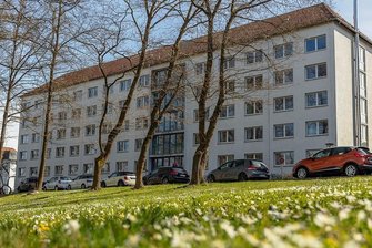 Leerstand: Vogtlandkreis lässt Internat in Rodewisch abreißen - Die Tage des ehemaligen Wohnheimes an der Parkstraße sind gezählt: Im Sommer soll der Bau aus DDR-Zeiten abgerissen werden.