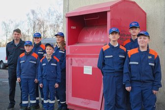Legal Graffitisprayen: Freiwillige Feuerwehr Freiberg spendet Fläche für Jugendliche - Die Jugendfeuerwehr in Zug will diesen Papiercontainer mit Graffiti verschönern.