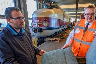 Legendärer Zug wird in Dresden zu neuem Leben erweckt - Zwei der rund 60 SVT-Görlitz-Enthusiasten: Andreas Haufe und Mario Lieb (von links.) vor dem Schnelltriebzug mit der markanten Spitze.