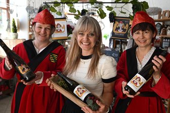 Legendär, limitiert und lecker: Zum Prinzenraub wird in Hartenstein besonderer Wein ausgeschenkt - Annegret Förster (Mitte) hatte die Idee zur Prinzenraub-Weinkollektion, die sie zusammen mit Katja Simon als Prinz Ernst (l.) und Laura Seidel als Prinz Albrecht präsentiert.