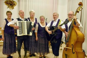 Legendäre Formation feiert großes Jubiläum mit Verspätung - 1961 wurde die Heimatgruppe Sohl gegründet. Coronabedingt kann das Jubiläum erst jetzt gefeiert werden. Im Foto die aktuellen Mitglieder: Maren Fischer, Rüdiger Puchelt, Helga Zimmer, Edith Puchelt, Christian Maierhofer und Jürgen Ulbrich (von links).