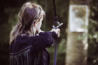 Legendäre Rebellenperson: Theater Plauen-Zwickau zeigt „Robin Hood“ nun doch nicht als queer lesbares Weihnachtsstück - Sophia Bauer als „Robin Hood“.