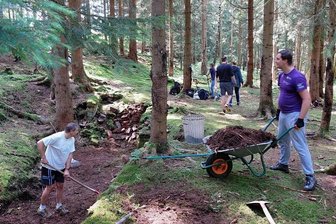 Legendäre Zwotaer Waldbühne soll wieder Spielstätte werden - Arbeitseinsatz am vergangenen Samstag auf dem Gelände der ehemaligen Waldbühne auf dem Zwotaer Herrenberg.