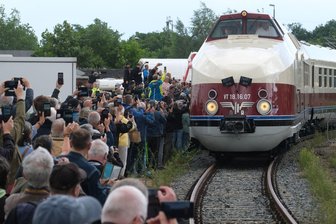 Legendärer DDR-Schnellzug ist zurück - Willkommensfest für einen Zug-Oldtimer: Zahlreiche Schaulustige haben in Radebeul den historischen Schnellzug in Empfang genommen.