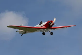 Legendäres Flugzeug kehrt ins Erzgebirge zurück - Die Erla 5A bei ihrem Flug über die Region Schwarzenberg am Sonnabendvormittag.