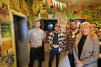 Legendäres Jugendhaus H2 in Glauchau will sich allen Generationen öffnen - Tommy Kotzur, Fabian Ferber und Tobias Winkler (von links) zeigen der Sozialministerin Petra Köpping das berühmte "Café Taktlos" im H2.  