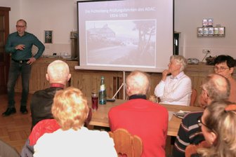 Legendäres Rennen im Erzgebirge führte auf den Fichtelberg - Interessiert verfolgten die Zuhörer den Vortrag des Oberwiesenthalers Jan Walther.