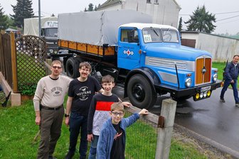 Legendäres Werdauer Oldtimertreffen an neuem Standort: „Wir wussten doch, dass es anders wird als auf der Westtrasse“ - René Martin (l.) und seine Söhne Leeroy, Stanley und Julien (v. r.) erlebten das Oldtimertreffen mittendrin.