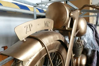 Legende auf zwei Rädern: Zschopau enthüllt RT 125 aus Bronze - Diese Skulptur im Maßstab 1,5:1 wird am Sonntag vor der künftigen Herberge in Zschopau enthüllt.